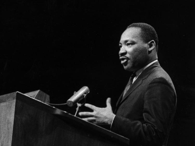 马丁·路德·金在讲台上演讲的黑白照片